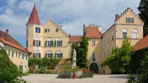 Innenhof von Schloss Irlbach mit Elisabethbrunnen
