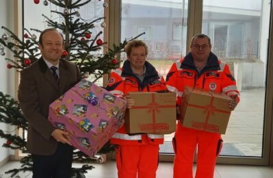 Gruppenfoto bei Abholung der Geschenke