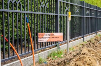 Leitungen vor einem Zaun
