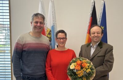 Gruppenfoto bei Übergabe von Blumenstrauß