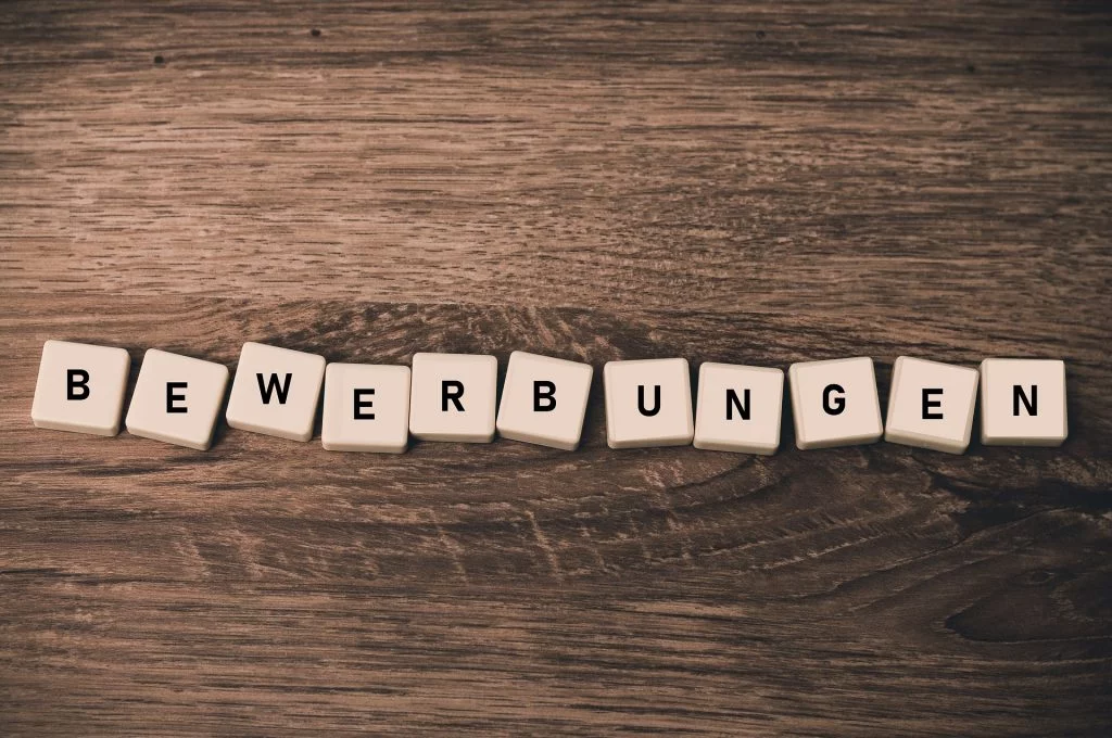 Das Wort "Bewerbungen" aus Buchstabensteinen zusammengesetzt