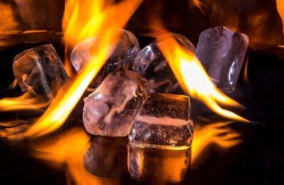 Eiswürfel und Feuer