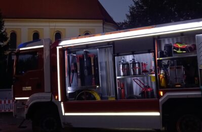 Feuerwehrauto vor dem Übungsgeschehen