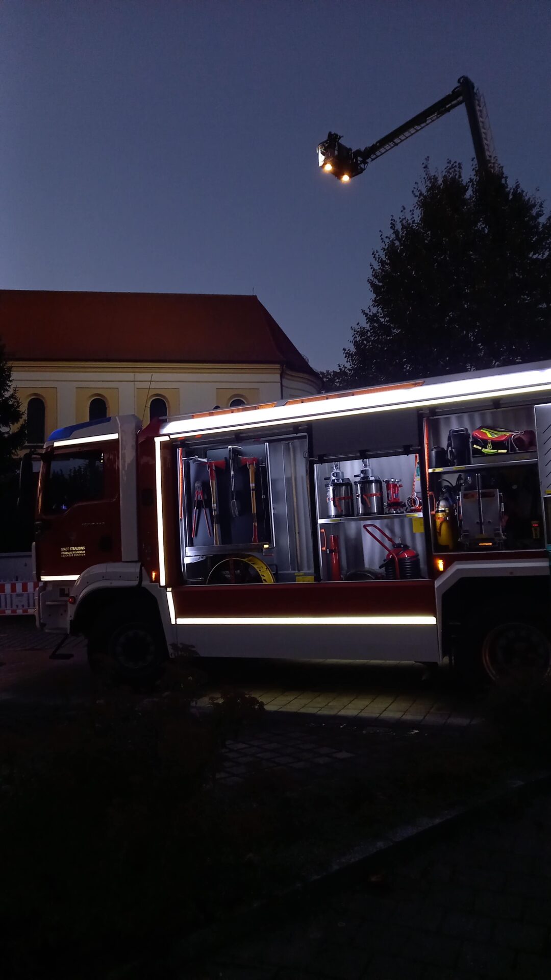 Feuerwehrauto vor dem Übungsgeschehen