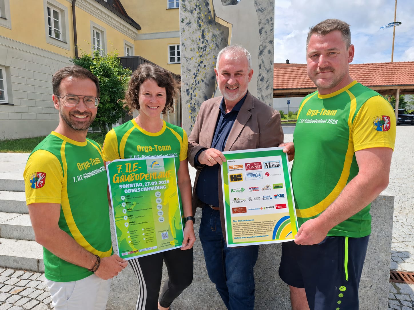 Gruppenfoto der Veranstalter mit Plakat