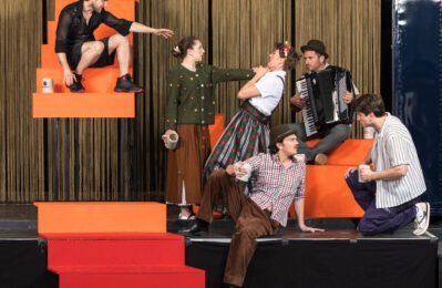 Schauspieler bei auf und neben einer Treppe